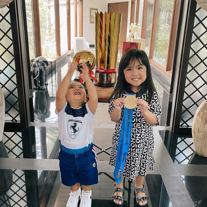<p>Sheena Gabriella Aurora Samudra yang akrab disapa kini berusia 3 tahun. Ini potretnya bersama Aberico, adiknya. (Foto: Instagram @therealmomogeisha)</p>