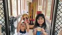 <p>Sheena Gabriella Aurora Samudra yang akrab disapa kini berusia 3 tahun. Ini potretnya bersama Aberico, adiknya. (Foto: Instagram @therealmomogeisha)</p>