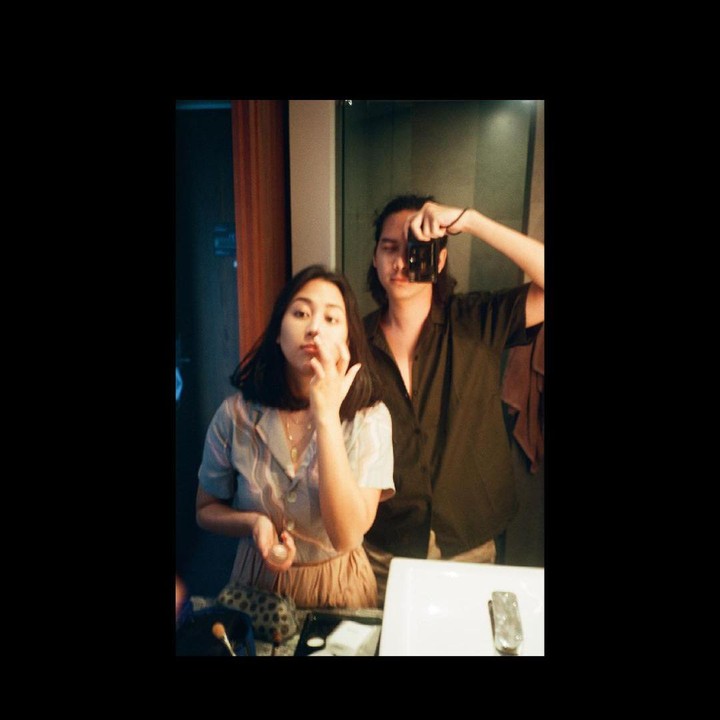 <p>Bak pasangan ABG, Sherina dan Baskara kerap membagikan potret lucu dengan menggunakan kamera klasik. Seperti ketika melalukan <em>mirror selfie</em>, nih. (Foto: Instagram @baskaramahendra)</p>