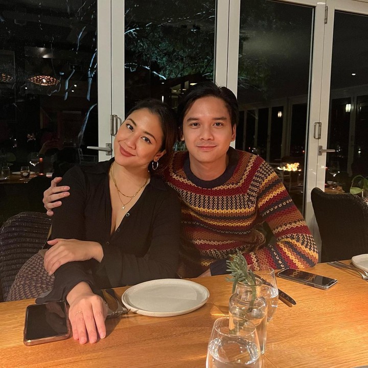 <p>Di beberapa kesempatan, Baskara Mahendra tampak mengajak Sherina melakukan <em>quality time</em> dengan menyantap makan malam romantis, nih. (Foto: Instagram @baskaramahendra)</p>