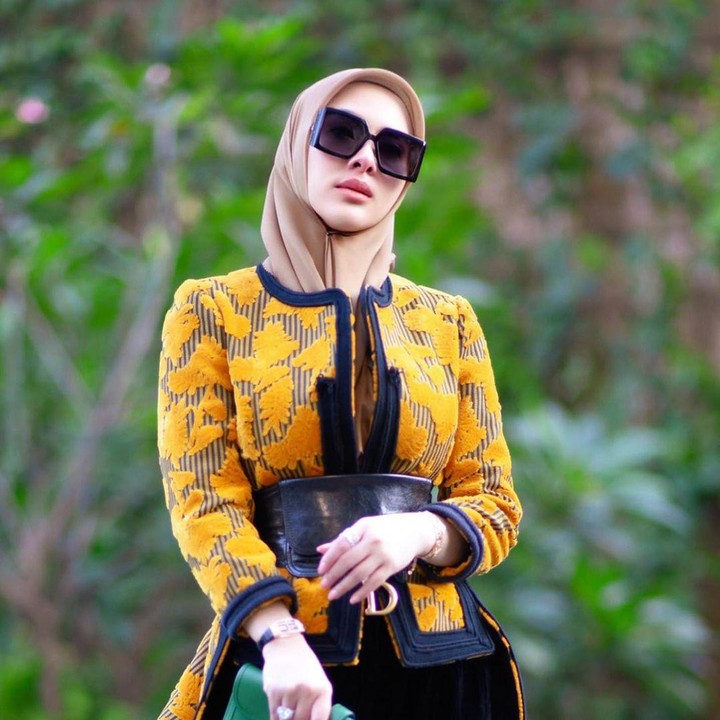 <p>Syahrini mulai menunjukkan penampilannya yang berhijab di media sosial, Bunda. Di beberapa unggahan terakhirnya, dia tampil modis dengan balutan hijab dan pakaian berwarna cerah. (Foto: Instagram @princessyahrini)</p>