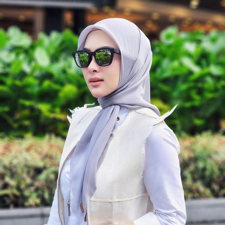 <p>Syahrini juga mulai mengubah penampilannya sejak bulan Ramadan tahun lalu. Pelantun lagu <em>Sesuatu</em> ini mulai mengenakan hijab, Bunda. (Foto: Instagram @princessyahrini)</p>