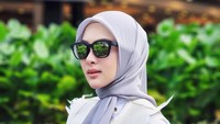 <p>Syahrini juga mulai mengubah penampilannya sejak bulan Ramadan tahun lalu. Pelantun lagu <em>Sesuatu</em> ini mulai mengenakan hijab, Bunda. (Foto: Instagram @princessyahrini)</p>