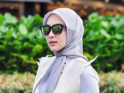 Gaya Syahrini Pakai Sandal Kembar Dengan Kylie Jenner, Harganya Bikin Syok