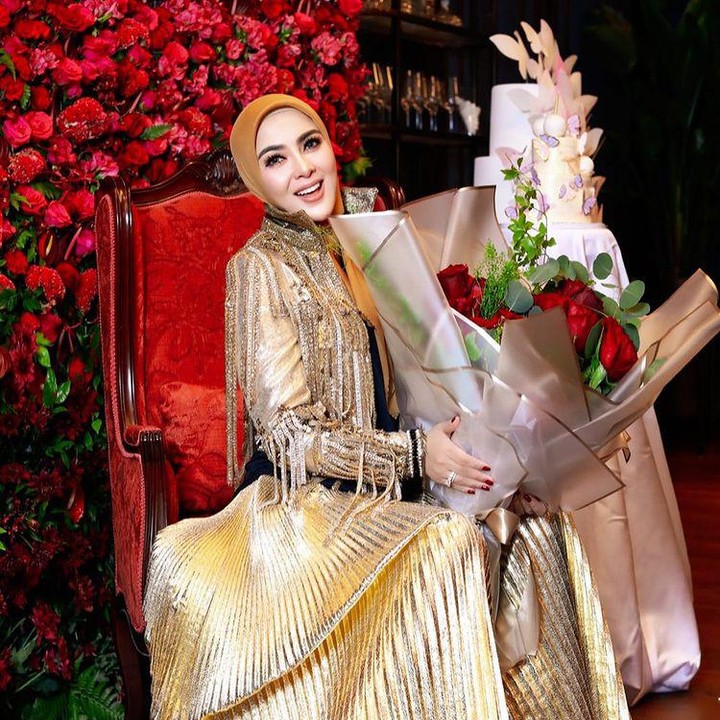 <p>Penyanyi Syahrini sudah jarang tampil di layar kaca usai resmi menikah, Bunda. Pada 1 Agustus, Syahrini genap berusia 40 tahun. (Foto: Instagram @princessyahrini)</p>