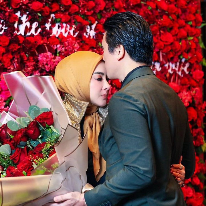 <p>Di ulang tahun ke-40, Syahrini mendapatkan ucapan dan kecupan mesra dari sang suami, Reino Barack. Reino mengunggah momen mesra itu di akun media sosial miliknya. (Foto: Instagram @reinobarack)</p>