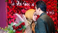 Jarang Muncul, 7 Potret Syahrini Ultah ke-40 Dikecup Mesra Reino Barack