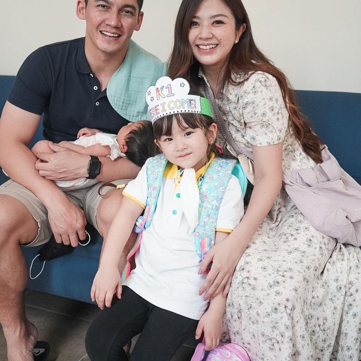 <p>Vechia, anak Samuel Zylgwyn dan Franda sudah berusia 4 tahun dan mulai bersekolah. “1 Juli 2022 Formasi lengkap jemput kakak Vechia hari pertama sekolah,” tulis Franda pada keterangan fotonya. (Foto: Instagram @frandaaa87)</p>