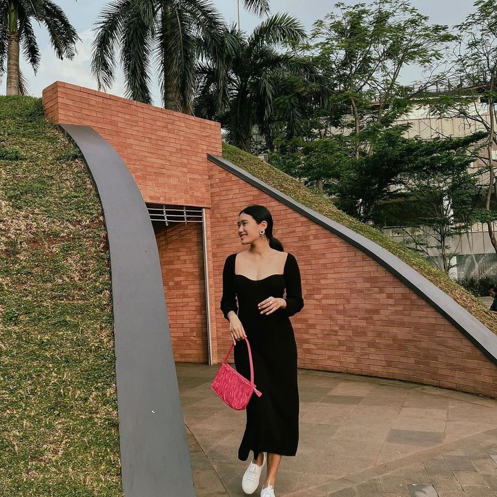 <p>Walau perutnya yang terlihat membesar, Alika juga gunakan pakaian berwarna hitam nih Bunda. Warna hitam seakan menyamarkan keberadaan perut Alika ya.(Foto: Instagram @alikaislamadina)</p>
