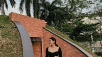 <p>Walau perutnya yang terlihat membesar, Alika juga gunakan pakaian berwarna hitam nih Bunda. Warna hitam seakan menyamarkan keberadaan perut Alika ya.(Foto: Instagram @alikaislamadina)</p>