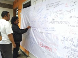Warga Desa Kota Batu Tanda Tangan di Banner Protes Pilkades Tak Transaparan