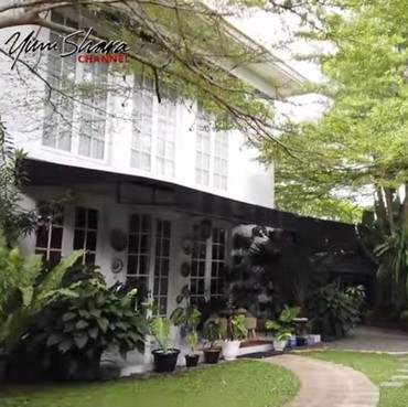 Intip 10 Sudut Rumah Mewah Yuni Shara Berkonsep Jungle House, Sejuk!