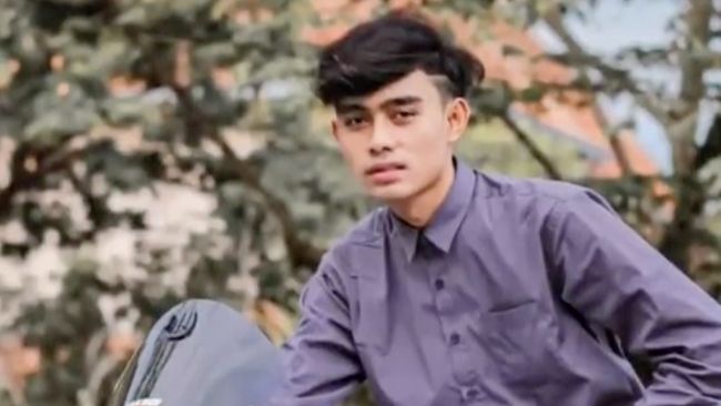 Seleb TikTok Aji Firmanto dilaporkan tewas dalam kecelakaan tunggal di Jalan Veteran Malang, Jawa Timur, pada Selasa (2/8).
