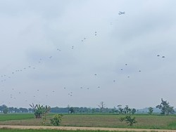 Aksi Terjun Payung Prajurit TNI-US Army di Latma Super Garuda Shield