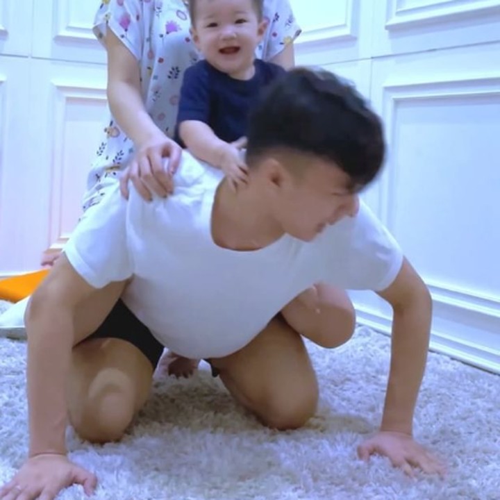<p>Tak hanya itu, pasangan ini juga tidak malu-malu mengunggah momen kocak saat bermain bersama Gendhis. Lihatlah betapa bahagia wajah bayi mereka, Bunda. (Foto: Instagram @doryharsa)</p>