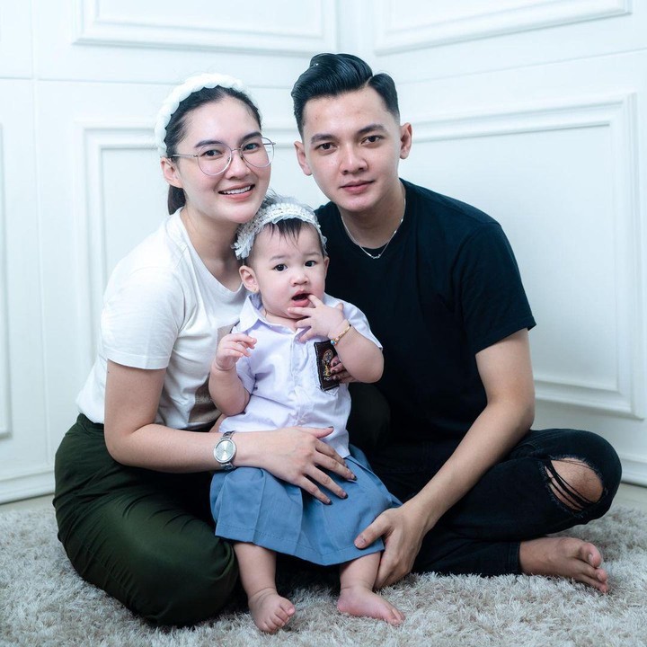 <p>Unggahan Dory Harsa dan Nella Kharisma saat momong anak tak pernah gagal menghibur netizen. Seperti ketika mereka mendandani Gendis bag remaja SMA. Dory Harsa juga kerap memberikan caption menggelitik dalam bahasa Jawa, Bunda. "Janji nggak ngompol ning kelas lho Ndis," tulisnya. (Foto: Instagram @doryharsa)</p>