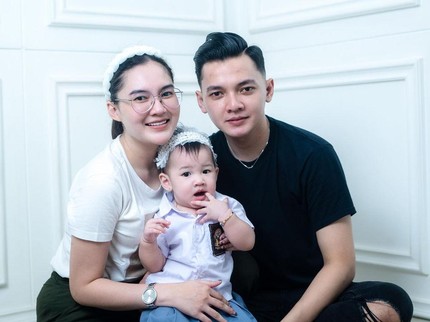 7 Potret Nella Kharisma dan Dory Harsa Momong Anak, Kocak Jadi Hiburan Netizen