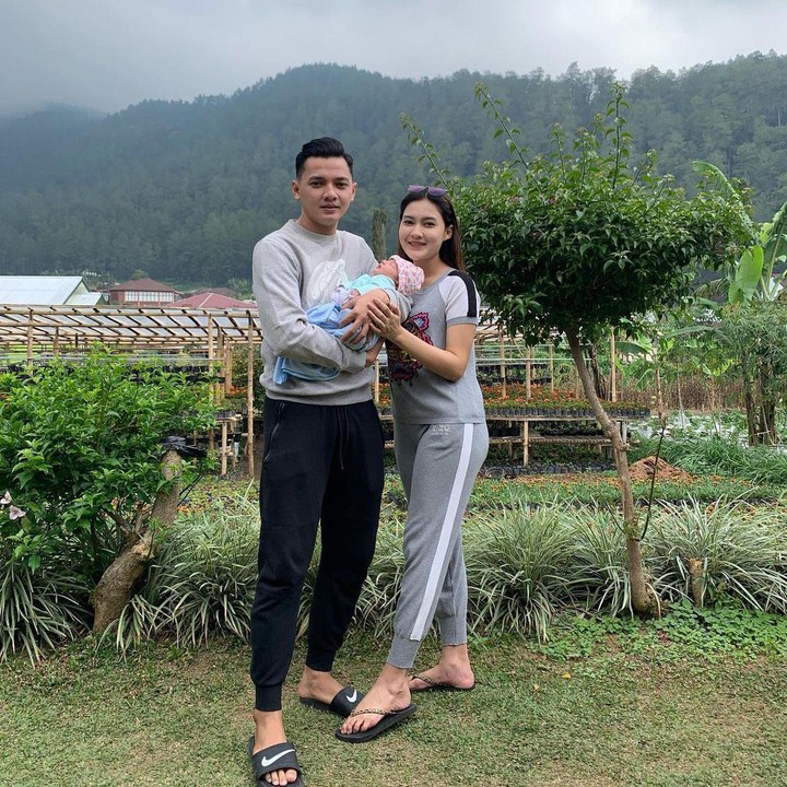 <p>Penyanyi dangdut Nella Kharisma dan Dory Harsa tengah menikmati peran sebagai orang tua. Mereka baru saja dikaruniai anak setelah menikah pada 2020 lalu. (Foto: Instagram @doryharsa)</p>