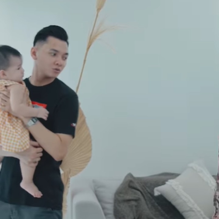 <p>Selain membagikan momen bersama anak di Instagram, baby Gendhis juga pernah diajak syuting video klip Dory Harsa yang berjudul<em> Semenit Wae.</em> Ia dan Nella Kharisma beradu akting dalam video tersebut. (Foto: Instagram @doryharsa)</p>