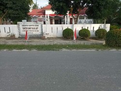 Before-After Bendera di Asahan yang Dipasang Hampir Menyentuh Tanah