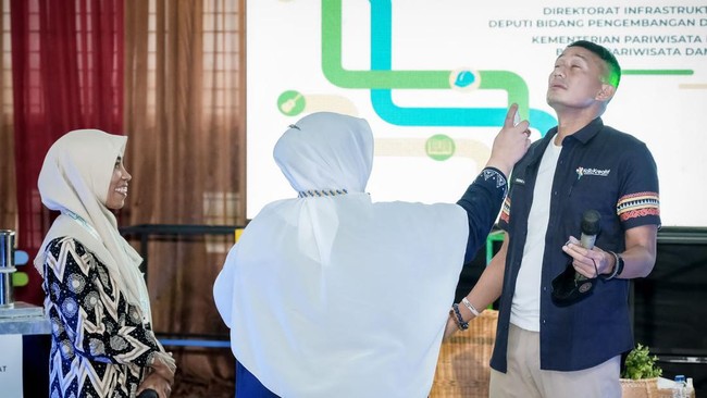 Menparekraf Sandiaga Uno disemprot herbal cair saat memberikan pelatihan promosi dan pemasaran secara digital kepada pelaku UMKM di Aceh.