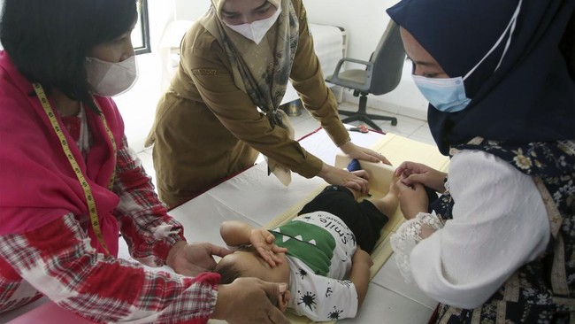 Gubernur Jatim Khofifah mengimbau seluruh masyarakat untuk waspada terhadap penyebaran kasus campak dan melengkapi vaksinasi campak rubella (MR) pada anak.