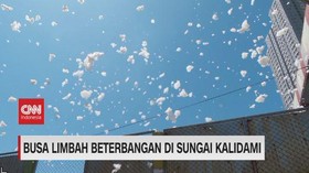 VIDEO: Busa Limbah Beterbangan di Sungai Kalidami