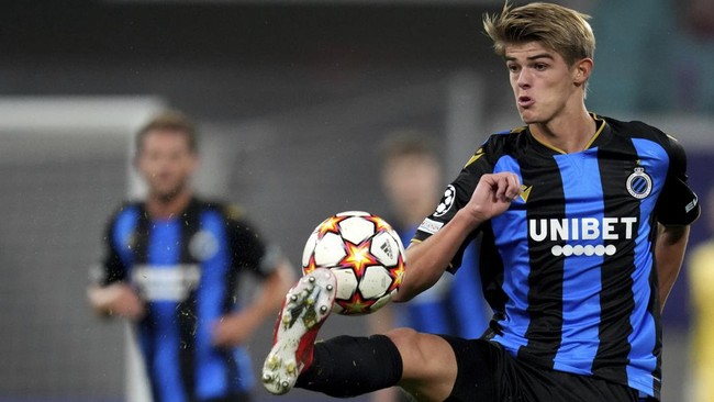 AC Milan resmi mendapatkan gelandang serang asal Belgia, Charles De Ketelaere, dari Club Brugge. De Ketelaere disebut-sebut sebagai penerus Kevin De Bruyne.