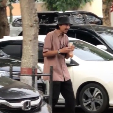 Kegep Jajan Cilok, Gaya Duta Sheila On 7 Panen Pujian