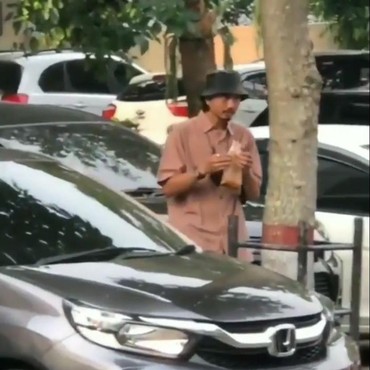 8 Potret Duta Sheila On 7 yang Viral Jajan Cilok Di Pinggir Jalan