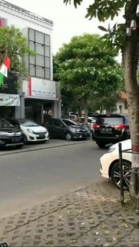 8 Potret Duta Sheila On 7 Yang Viral Jajan Cilok Di Pinggir Jalan - Foto 1