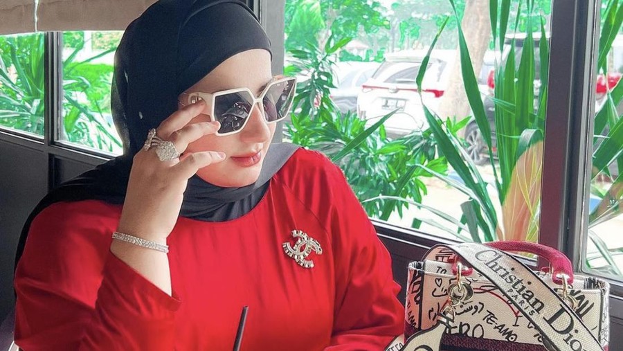 Gaya Keren Tasyi Athasyia Saat Makan Bareng Suami dan Keluarga