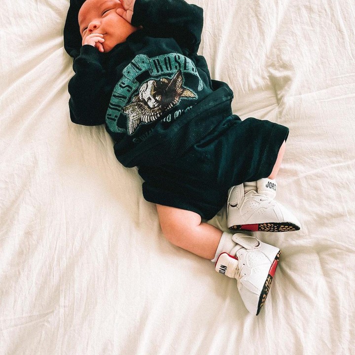 <p>Genap berusia 2 bulan, Issa didandani dengan <em>hoodie</em> hitam dan celana berwarna senada. Ditambah <em>sneakers</em> putih yang melengkapi penampilannya. (Foto: Instagram @nikitawillyofficial94)</p>