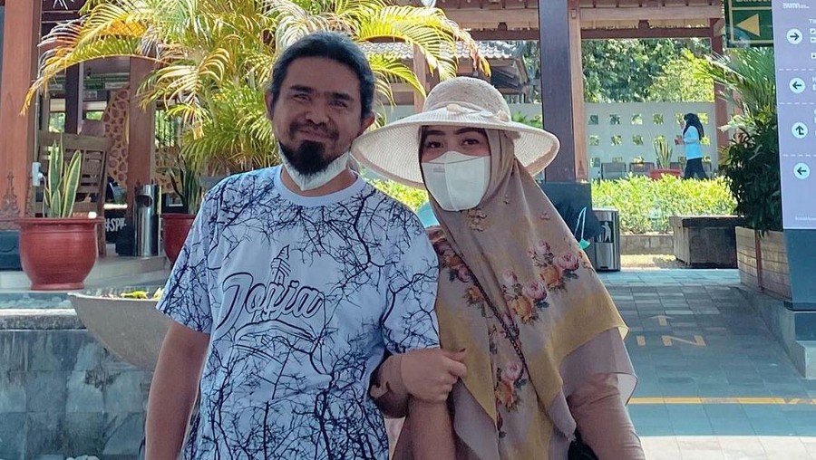 Gus Samsudin dan istri bernama Yuni Gus Samsudin dan istri bernama Yuni
