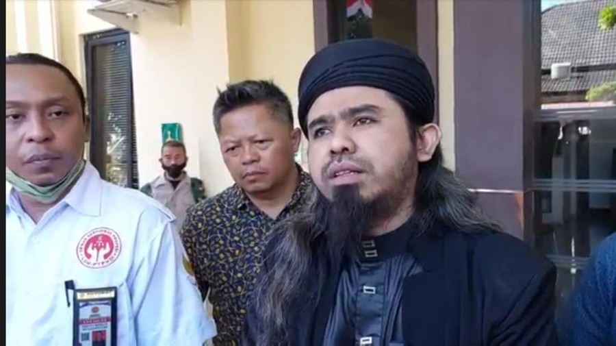 Gus Samsudin di polda jatim melaporkan pesulap merah