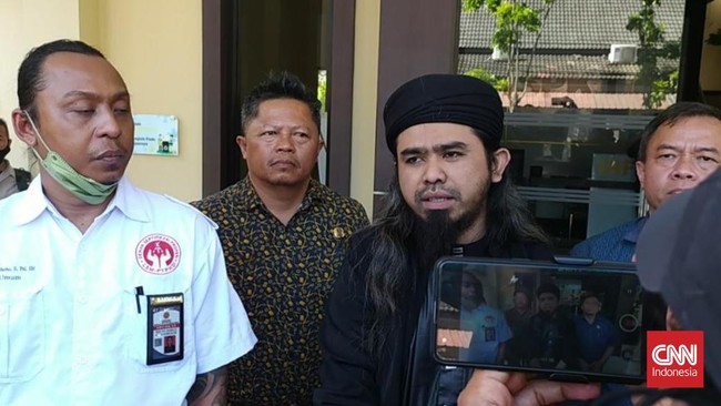 Ketua Majelis Ulama Indonesia (MUI) merespons heboh Gus Samsudin yang kerap memamerkan aksinya di Youtube dengan balutan agama.