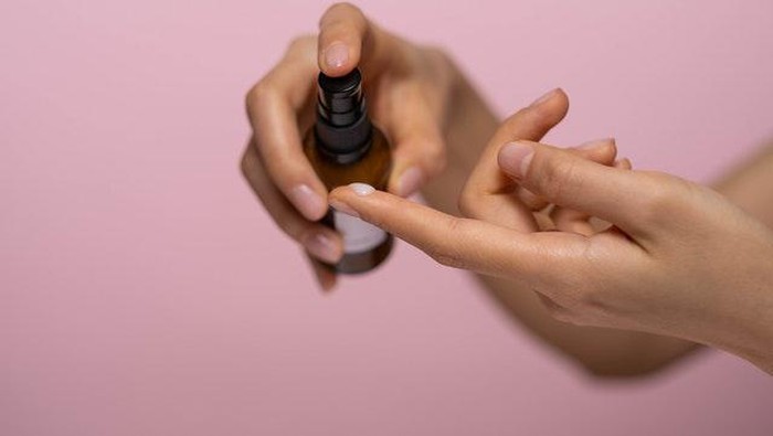 Ilustrasi memakai skincare/ Pexels.com/ Photo by Ron Lach