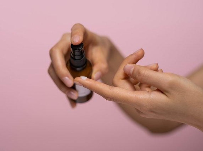 Ilustrasi memakai skincare/ Pexels.com/ Photo by Ron Lach