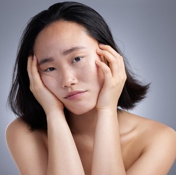 img-title Alasan Kenapa Ada Wajah yang Sudah Pakai Skincare Bisa Bikin Glowing Juga Malah Tidak Menurut Dokter