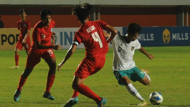 Gol ciamik Kafiatur Rizky membawa Indonesia U-16 unggul 1-0 atas Vietnam babak pertama final Piala AFF U-16 2022 di Stadion Maguwoharjo, Jumat (12/8).