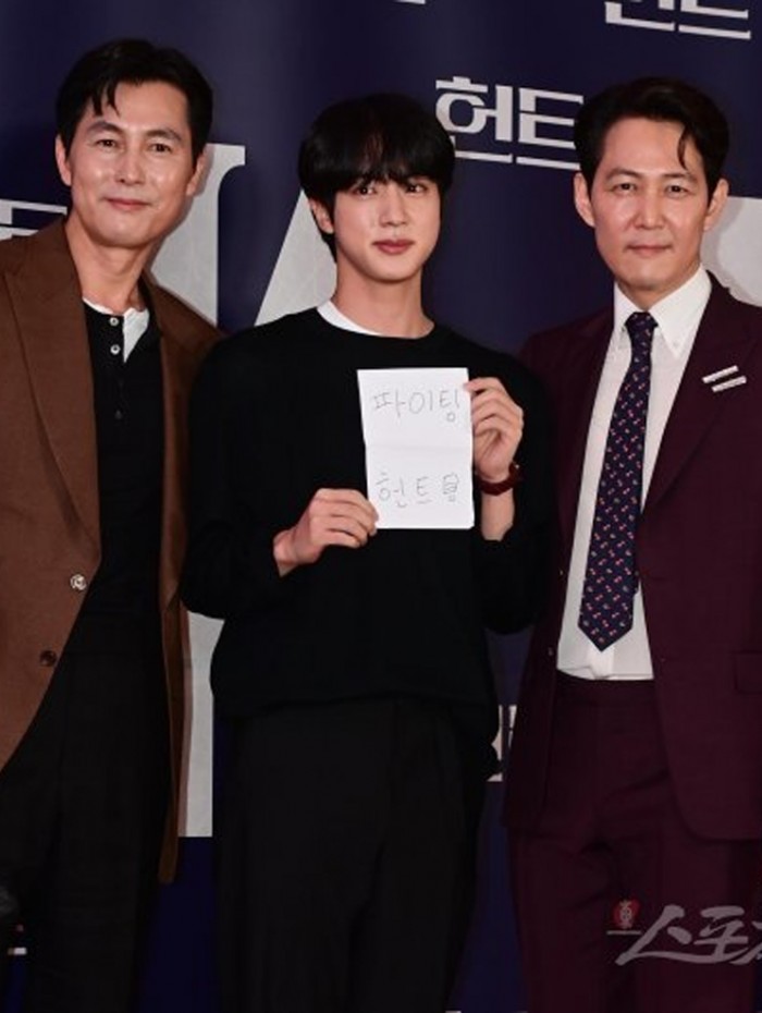 Jin BTS yang berpose bersama Jung Woo Sung dan Lee Jung Jae sontak menjadi pusat perhatian. Nggak sedikit pula ARMY (fandom BTS) yang berharap jika suatu hari nanti Jin bisa beradu akting dengan salah satu aktor veteran tersebut, atau bahkan keduanya sekaligus!/ Foto: allkpop.com