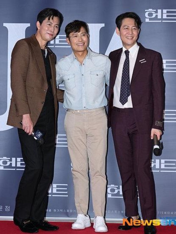 Aktor yang tampil di Squid Game juga yaitu Lee Byung Hun turut hadir di premiere film The Hunt. Bersama Jung Woo Sung dan Lee Jung Jae, ketiganya kompak tersenyum manis ke arah kamera./ Foto: Newsen