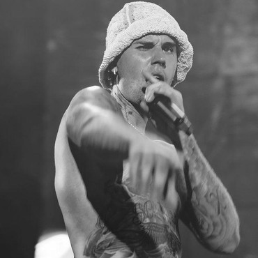 8 Potret Perdana Justin Bieber Tampil di Panggung Usai Sembuh dari Sindrom