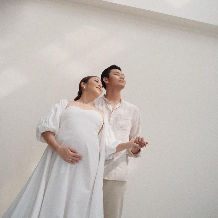 <p>Keduanya nampak kompak dan serasi ya Bunda. Anak Winona dan Galih diketahui berjenis kelamin perempuan, nih. (Foto: Instagram @nonawilly16)</p>