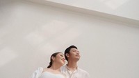 <p>Keduanya nampak kompak dan serasi ya Bunda. Anak Winona dan Galih diketahui berjenis kelamin perempuan, nih. (Foto: Instagram @nonawilly16)</p>