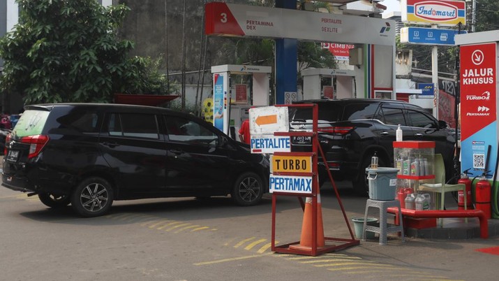 Kendaraaan mengiisi BBM di salah satu SPBU di Jakarta, Rabu (3/8/2022). (CNBC Indonesia/Adrean Kristianto)