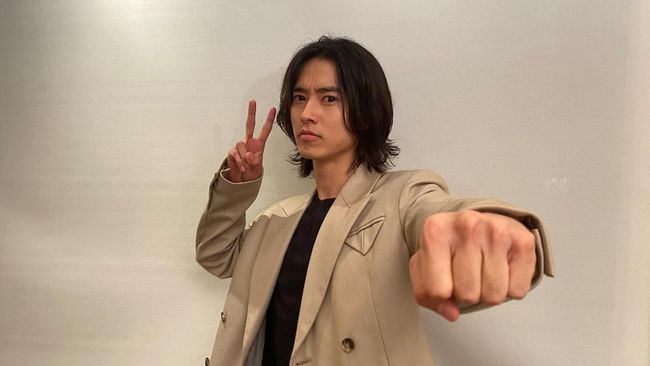 Kento Yamazaki ramai dibahas di jagat maya setelah kedapatan menjalin hubungan dengan aktris Suzu Hirose.