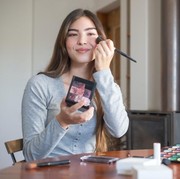 6 Cara Bikin Makeup Tahan Lama untuk Pemilik Kulit Berminyak, Termasuk Pakai Setting Spray?