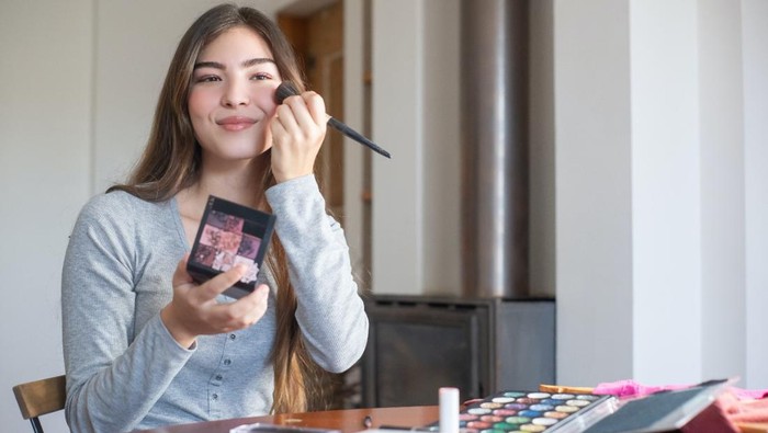 6 Cara Bikin Makeup Tahan Lama untuk Pemilik Kulit Berminyak, Termasuk Pakai Setting Spray?