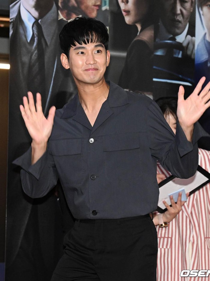 Aktor Kim Soo Hyun turut memeriahkan premiere 'The Hunt'. Ia tampil simpel namun menawan dalam balutan celan hitam serta kemeja berwarna abu-abu./ Foto: OSEN/twitter.com/dailysoohyun